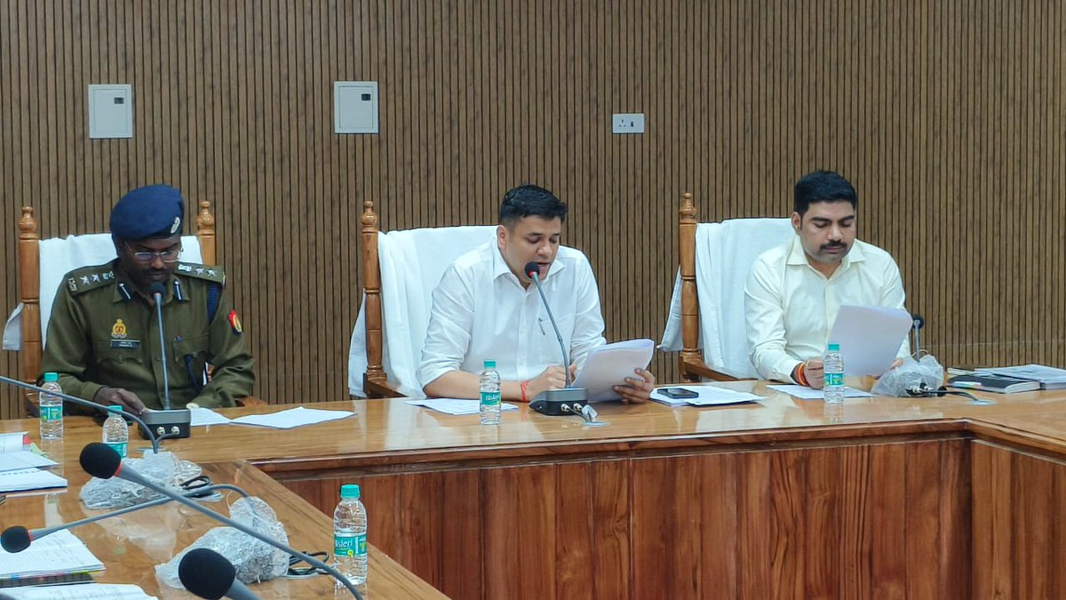 Jhansi_DM's tweet photo. आज मा0 भारत निर्वाचन आयोग द्वारा लोकसभा सामान्य निर्वाचन की घोषणा होने के उपरान्त कलैक्ट्रेट नवीन सभागार में SSP महोदय के साथ प्रेस वार्ता कर लोकसभा सामान्य निर्वाचन की तैयारियों एवं आदर्श आचार संहिता के अनुपालन कराए जाने के संबंध में जानकारी दी गई।
@UPGovt 
@ceoup https://t.co/RJ4YcH8OOU