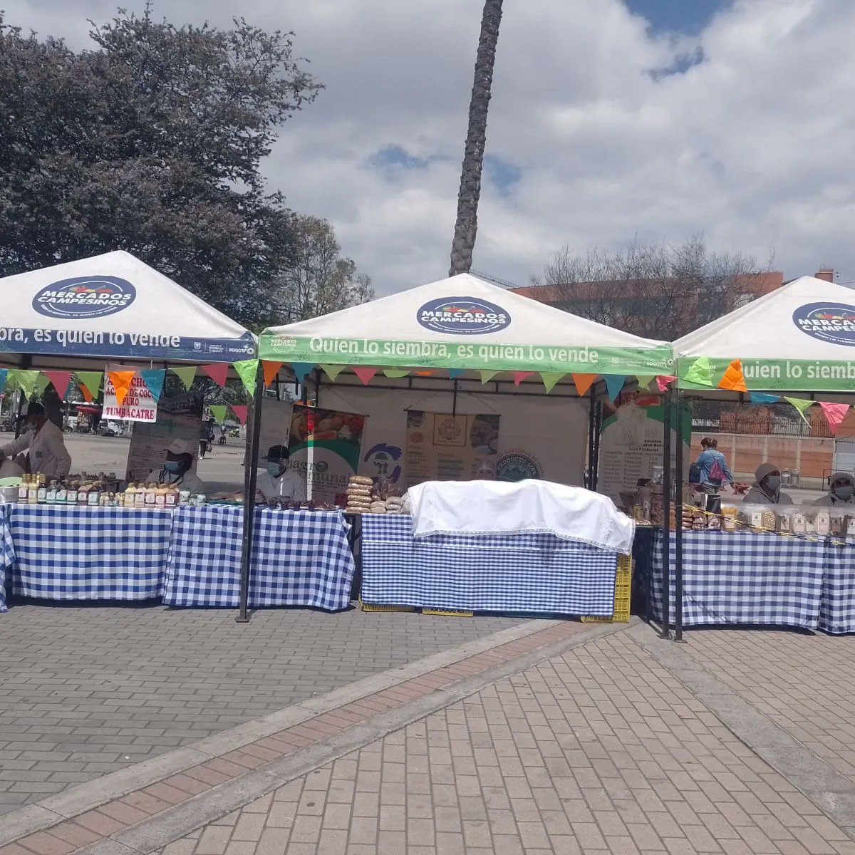 mdoscampesinos's tweet photo. #AGROCOMUNAL y Outlet Factory adelantan #MERCADOCAMPESINO en OUTLET FACTORY Centro Comercial
14 de marzo #QuienLoSiembraLoVende
#EjercitoNacional #AgroComunal #CampoEnLaCiudad #MercadoCampesino #ElDeVerdad #Colombiacontraelhambre https://t.co/ZlDlZEuGMe