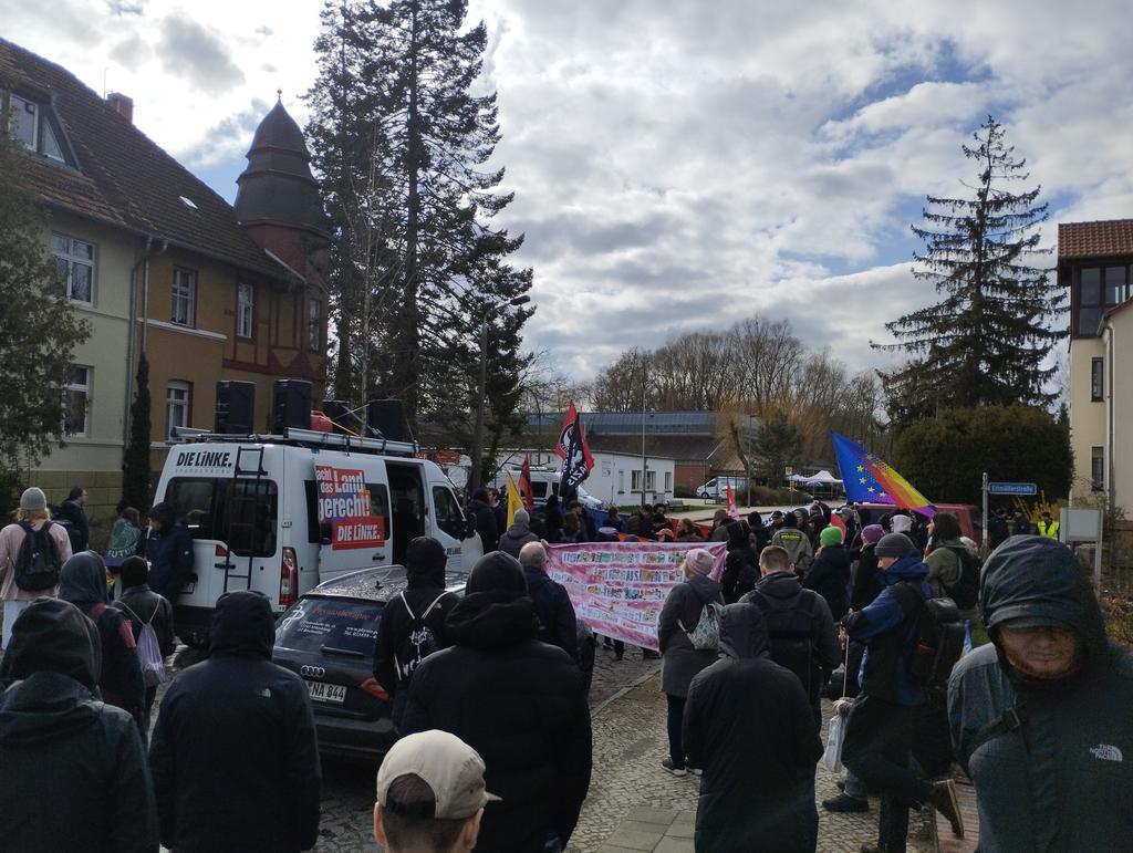 Der Protest ist inzwischen leider etwas geschrumpft und steht jetzt vor der Stadthalle, die 'dank' des 'Parteilosen' Bürgermeisters von Jüterbog kostengünstig an die AfD vermietet wurde. 

#JB1603 #noAfD