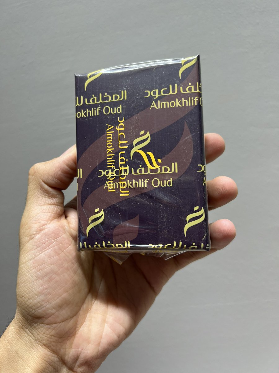 Al361r's tweet photo. #رابطة_عشاق_العطور
@almokhlif3od 
-
وصلني دهن عود ، هو اللي يستحق لقب " دهن عود لصلاة التراويح " . سويتي مثل الترات ، لكنه رائع ومميز ، تبيه للاستخدام ، تبيه للاهداء ويواجه بصراحة ، المميز في المخلف وبصراحة مالقيت احد سواها - حسب معرفتي 😅- حاطين مع البكج الروله علشان تقدر تستبدلها بالقطعه البلاستيكيه اذا حاب تستخدم الروله بدالها ، وهذي فكره مميزه واقتصاديه من وجهة نظري 👍 . 
الدهن اسمه : كوتشان حطب فاخر . 
الرائحة : سويتيه تشبه الترات . 
 المصدر : المخلف @almokhlif3od .