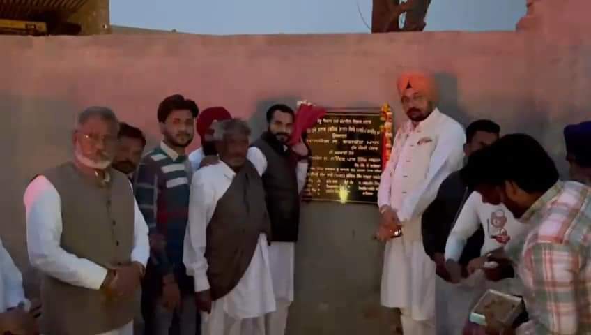 NarinderSawna's tweet photo. ਪਿੰਡ ਝੁੱਗੇ ਗੁਲਾਬ ਸਿੰਘ ਵਿਖ਼ੇ ਗੰਦੇ ਛੱਪੜ੍ਹ ਦੇ ਨਵੀਨੀਕਾਰਨ ਕਰਨ ਦਾ ਨੀਂਹ ਪੱਥਰ ਰੱਖਿਆ|
#aapfazilka #halka_fazilka #development #project #develop_fazilka #fzk
#narinderpal_singh_sawna_fazilka https://t.co/JC7wbdV41u