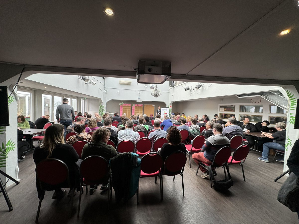 WOW!!!
Volles Haus im <a href="/Unperfekthaus/">Unperfekthaus</a> beim #bcruhr <a href="/barcampruhr/">barcamp.ruhr</a> und ein Wiedersehen mit tollen Menschen 
Und so viele Umarmungen ❤️ 
Meine Hashtags sind:
#schöneuchallewiederzusehen
#heimwerkerqueen 
#gaming 

Ich freue mich auf die 2 Tage Druckbetankung und Flausch mit euch!
😊