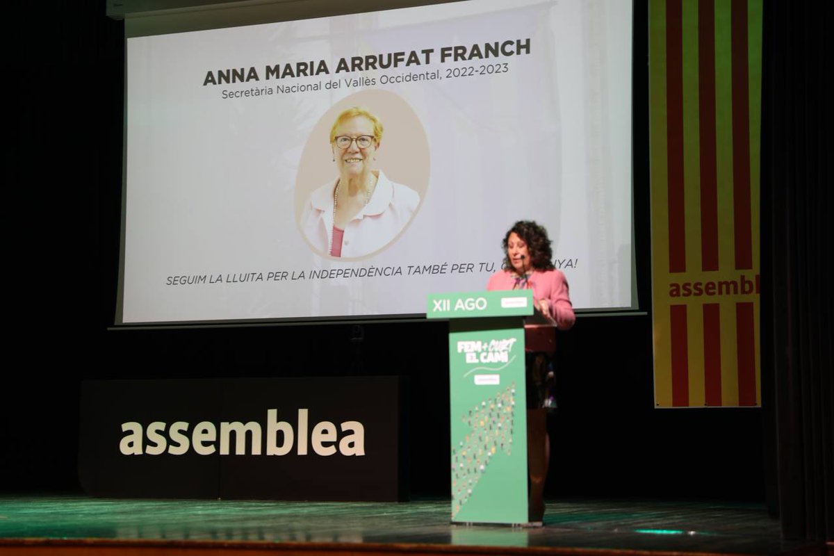 ⬛️⬜️El discurs d'obertura de @nuriamarincasas, vicepresidenta de l’Assemblea, comença amb un record per l'Anna Maria Arrufat, secretària nacional que ens va deixar fa uns mesos.

✊ Lluitarem per la independència per tu, Anna Maria, i per tots els que no hi són!