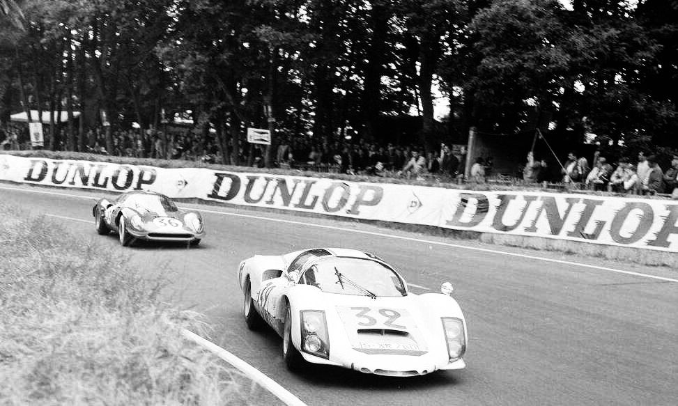 Remembering mechanic/racer Peter de Klerk, born #OnThisDay in ’35, who drove 4 ’60s #F1 #SouthAfricanGP, best East London ’65, where he raced his own home-built Alfa Romeo Special to 10th. Pic: in ’66 he finished 6th at #LeMans, sharing a Porsche 906 with Udo Schütz. (1/3)