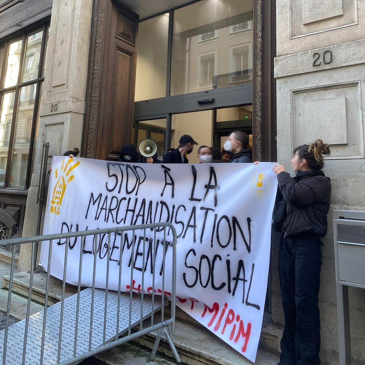 4HousingandCity's tweet photo. [Lyon] 📣Action against #MIPIM! Yesterday, activists from #DAL69 decided to invade the offices of @investinlyon @OnlyLyon, the banner behind which @villedelyon @villeurbanne &amp; @grandlyon are present at the International #realestate #speculation #market, also known as @MIPIMWorld https://t.co/vWQAWxUIj7