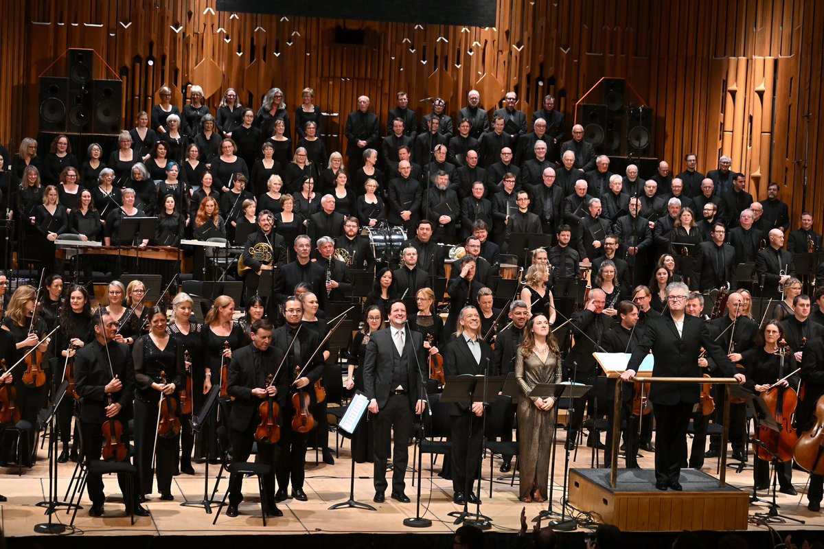Thank you and congratulations to composer & conductor @jamesmacm, superb soloists @MaryCBevan & @RGCWbaritone & the BBC Symphony Chorus for a wonderful evening featuring the UK premiere of MacMillan’s Fiat Lux 💐💐 📻 Listen now @BBCSounds