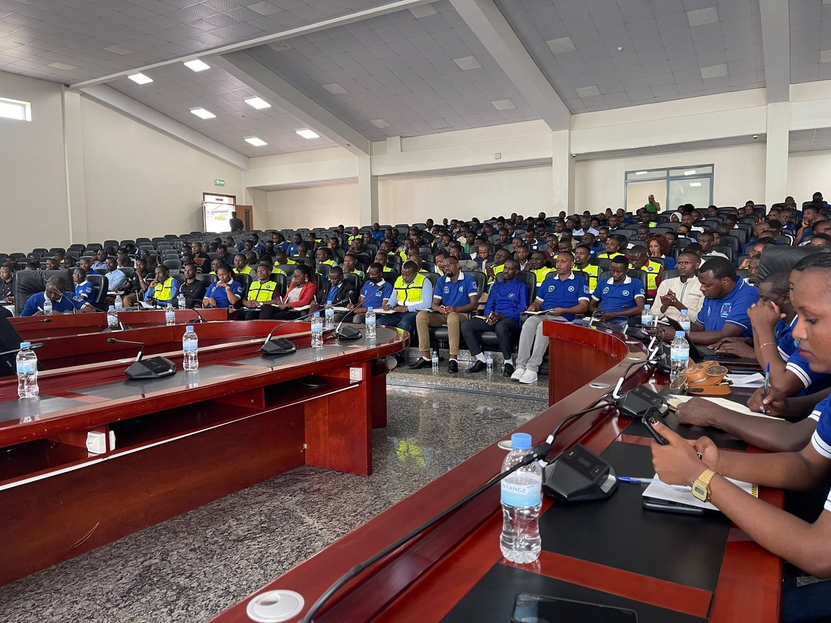 Gasabo Youth Volunteers (@ryvcp_gasabo) on Twitter photo Mu rwego rwo kubongerera ubushobozi, <a href="/RwandaYouthVol1/">Rwanda Youth Volunteers</a> basaga 500 bahagarariye abandi kuva ku rwego rw'umurenge kugeza ku Karere, bateraniye muri sale ya <a href="/Gasabo_District/">Gasabo District</a> aho bari guhabwa amahugurwa y'umunsi umwe. Aya mahugurwa yafunguwe na Hon. Minister wa <a href="/RwandaLocalGov/">Ministry of Local Government | Rwanda</a> Mu rwego rwo kubongerera ubushobozi, <a href="/RwandaYouthVol1/">Rwanda Youth Volunteers</a> basaga 500 bahagarariye abandi kuva ku rwego rw'umurenge kugeza ku Karere, bateraniye muri sale ya <a href="/Gasabo_District/">Gasabo District</a> aho bari guhabwa amahugurwa y'umunsi umwe. Aya mahugurwa yafunguwe na Hon. Minister wa <a href="/RwandaLocalGov/">Ministry of Local Government | Rwanda</a>