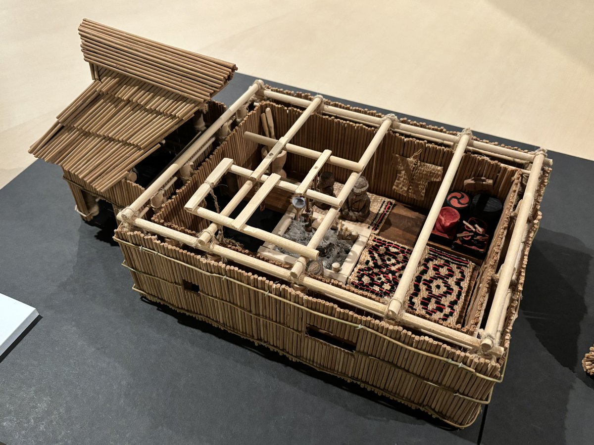 昨日、国立近現代建築資料館で開催中の「アイヌの建築と工芸の世界」展へ行ってきました。無料なのに密度充分。特に建築の模型が大変良く、アイヌが出てくる漫画の予定は無いのに撮りまくりです。
https://t.co/5kjiwfgVyf