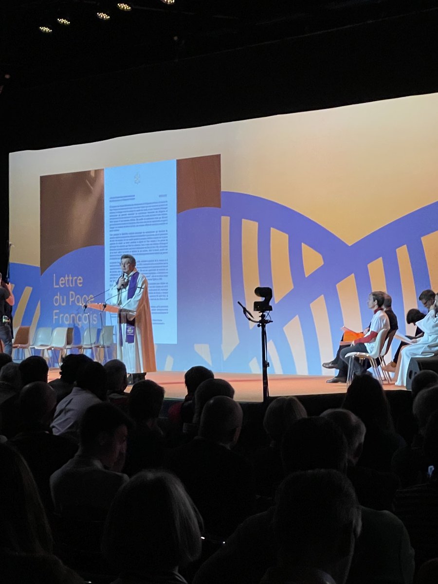 LesEDC's tweet photo. Le Père Chauchat lit le message du Pape Francois aux @LesEDC pour leurs assises nationales devant 2600 entrepreneurs et dirigeants sur le thème « Réenchantons le travail » #Bordeaux #assisesEDC @GuilletPierre12 @FrVigne https://t.co/wZVxfjYtcP