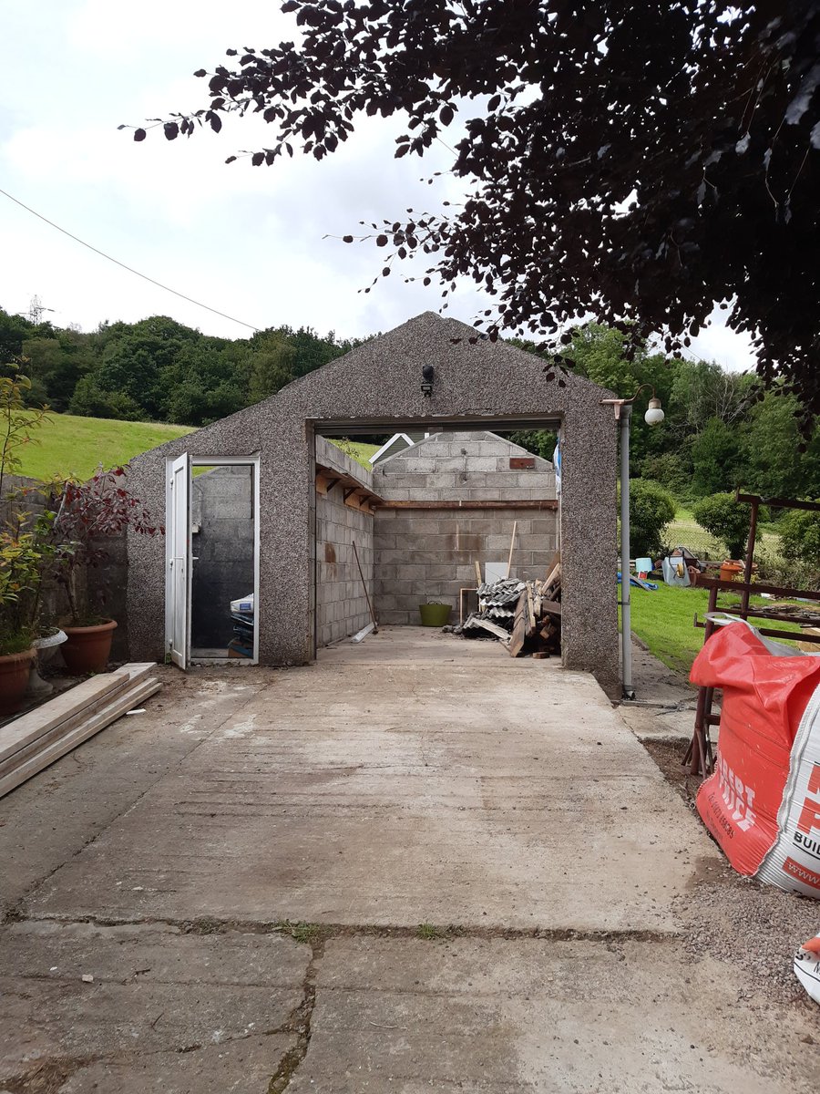 mouse_workshop's tweet image. Since moving to my new home, I&apos;ve been missing a workshop. The garage was small with three rooms squeezed inside. It also had a low asbestos roof. This post will be the first in  a series showing the garage being turned into my workshop. We&apos;ll start with the structural changes!