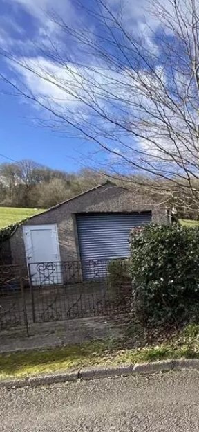 mouse_workshop's tweet image. Since moving to my new home, I&apos;ve been missing a workshop. The garage was small with three rooms squeezed inside. It also had a low asbestos roof. This post will be the first in  a series showing the garage being turned into my workshop. We&apos;ll start with the structural changes!