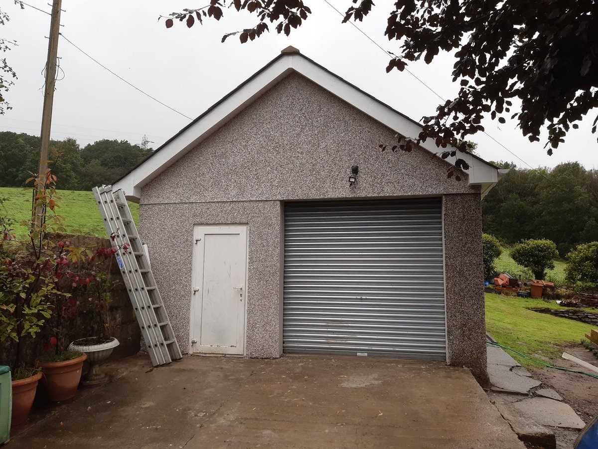 mouse_workshop's tweet image. Since moving to my new home, I&apos;ve been missing a workshop. The garage was small with three rooms squeezed inside. It also had a low asbestos roof. This post will be the first in  a series showing the garage being turned into my workshop. We&apos;ll start with the structural changes!