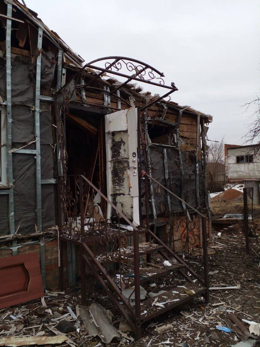 TWMCLtd's tweet photo. More photos being posted on social media in #Russia of damage in #Belgorod region.
This is #Grayvoron again.
Officially, five people were injured across the region in today's attack by rebel forces.
#RussiaWithoutPutin https://t.co/B4EyFiYxnM