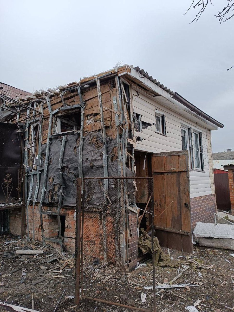 TWMCLtd's tweet photo. More photos being posted on social media in #Russia of damage in #Belgorod region.
This is #Grayvoron again.
Officially, five people were injured across the region in today's attack by rebel forces.
#RussiaWithoutPutin https://t.co/B4EyFiYxnM