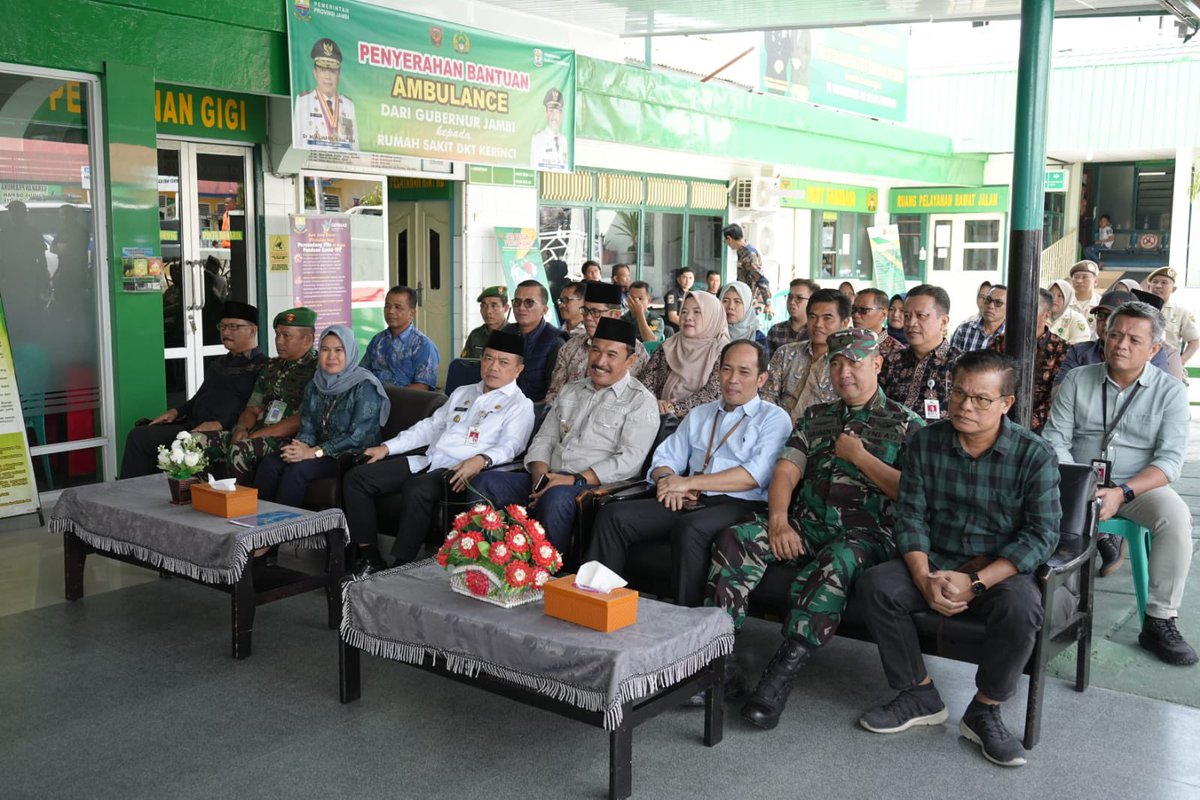 diskominfojambi's tweet photo. Penyerahan ambulance RS DKT kerinci https://t.co/dMZyOj5fTe