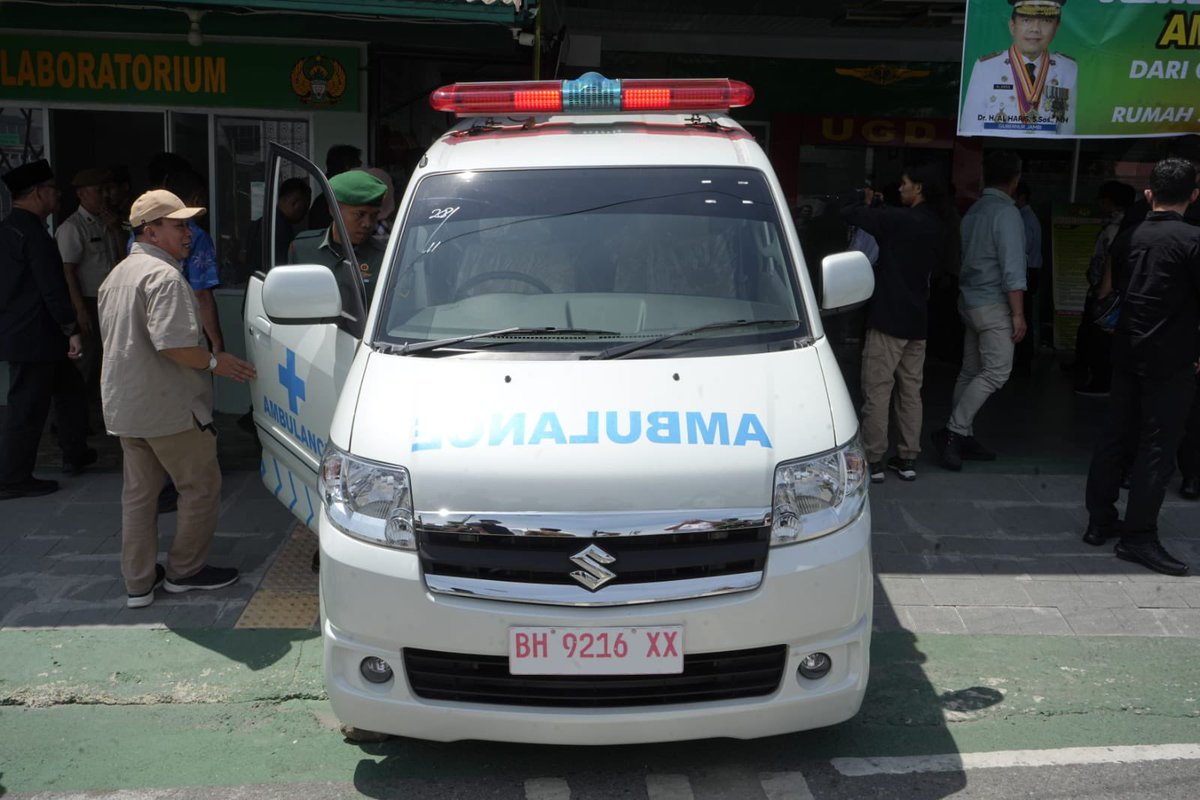 diskominfojambi's tweet photo. Penyerahan ambulance RS DKT kerinci https://t.co/dMZyOj5fTe