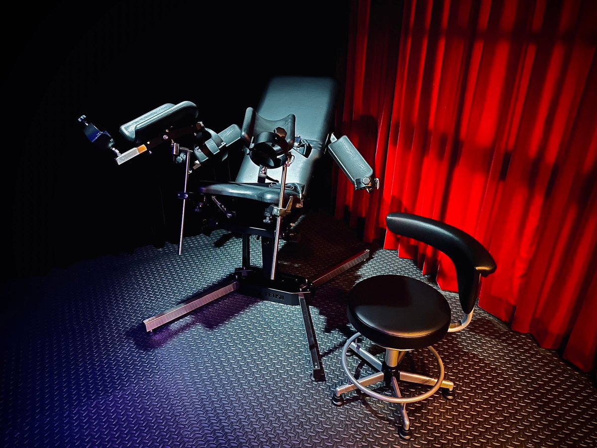 オーダーメードの鉄拘束椅子、多分5万(定価11万)
Style fetishのGyn chairは65万くらい。(今買ったら多分もっと高いかも〜。

#ひなこフリマ