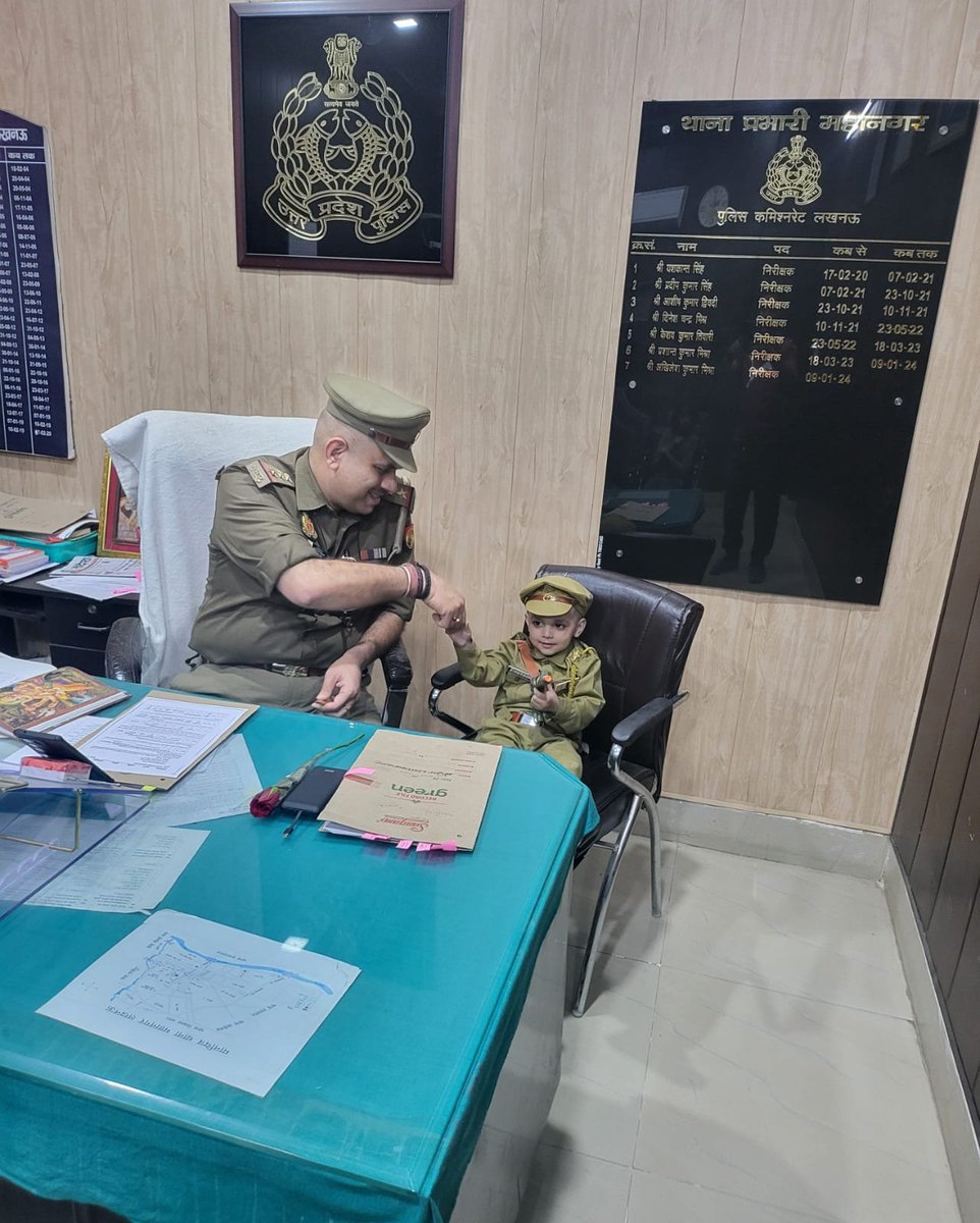 lkopolice's tweet photo. नन्हा मुन्ना राही हूँ देश का सिपाही हूँ की भावना से प्रेरित मासूम, परिवार सहित वर्दी में पहुंचा थाना महानगर। पुलिस व थाने को नजदीक से ��ेखने का था मन #Lkopolice ने  इच्छा पूर्ण कर तहे दिल से किया स्वागत।
#UPPolice 
#Lkopolice_On_Duty https://t.co/IIxMsELzSZ