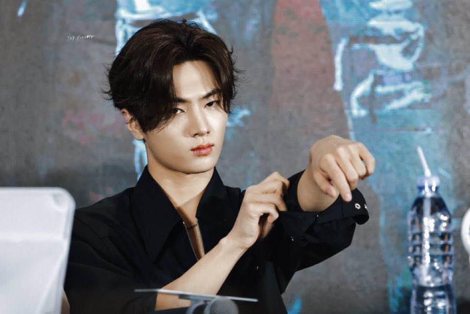 byjongseongie's tweet photo. TAKUUTTTT 😭  KOK LU BISA BISA NYA BIKIN DIA GA NYAMAN? LU PADA GA TAKUT KAH SAMA MATA ELANG NYA?? APALAGI LGSG DI OMELIN DEPAN MUKA LU C ENGENESSSSS https://t.co/QosXJGxOVK