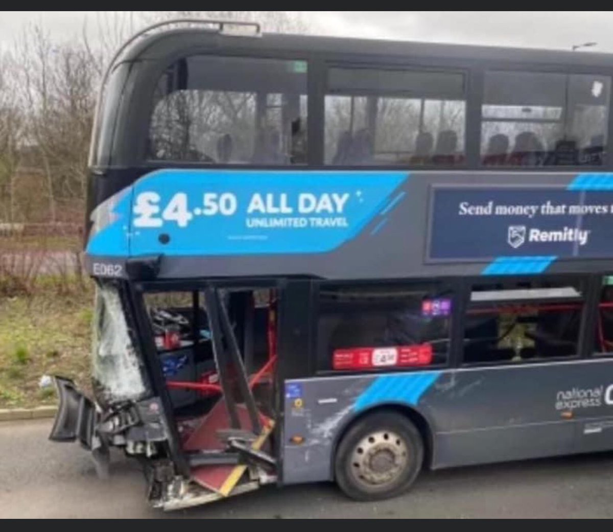 vix1305's tweet image. And this people is why you need to stand behind the line!