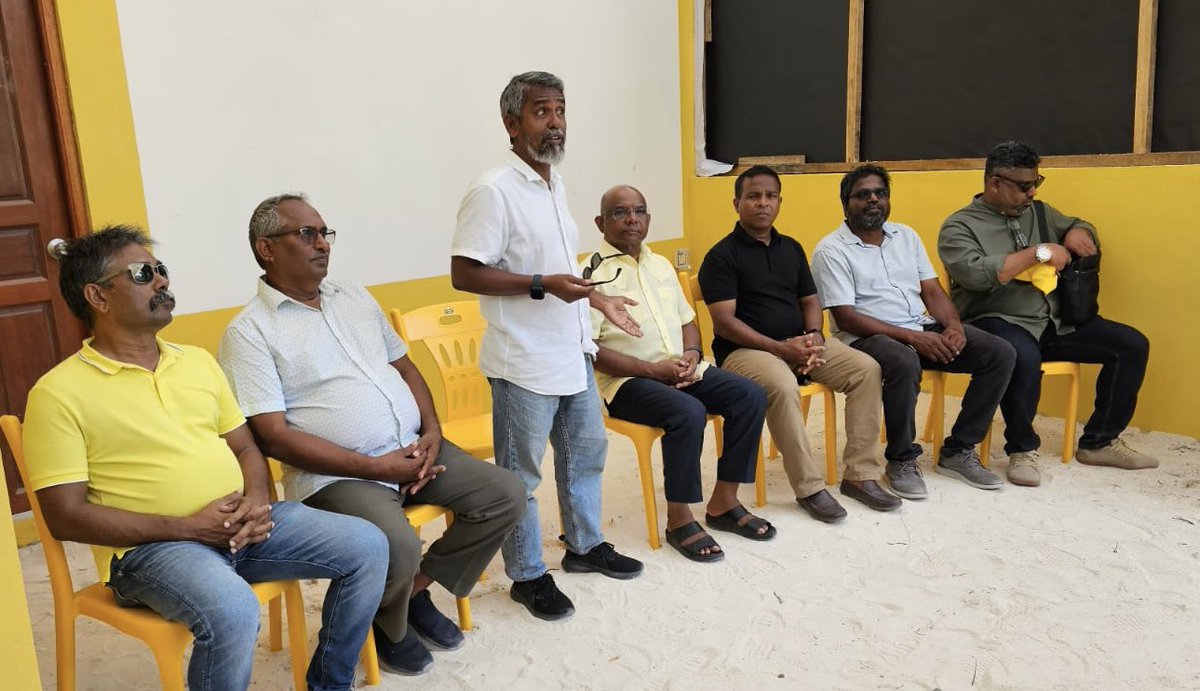 abdulla_shahid's tweet photo. ވައިކަރަދޫގައި @MDPSecretariat ގެ ރޫޙު ފަނޑުވުމެއް ނެތް. އިސްލާހީ މަސައްކަތް ހުއްޓާލުމުގެ ވިސްނުމެއް ނެތް. ގައުމު ހަމަމަގުން ކައްސާލައިގެން ދާ ތަން ބަލަން ވައިކަރަދޫގެ ރައްޔިތުންނެއް އަދި މިދާއިރާގެ ރައްޔިތުންނެއް ނުތިބޭނެ. މިއީ މިއަދު ވައިކަރަދޫގެ އެމްޑީޕީ ކެމްޕޭން ޓީމާ އެރަށުގައި ބައްދަލުކޮށްލި އިރު ފެނުނު ރޫޙު. ވައިކަރަދޫ ދާއިރާއަށް އަދިވެސް ހޮވަންވީ @FitteyZ . މަޖިލިސް އިންތިޚާބުގައި ވައިކަރަދޫ ދާއިރާއަށް @FitteyZ އިންތިޚާބު ކޮށްދެއްވާ. 

#MisraabuHamaMagah 
#Majlis20