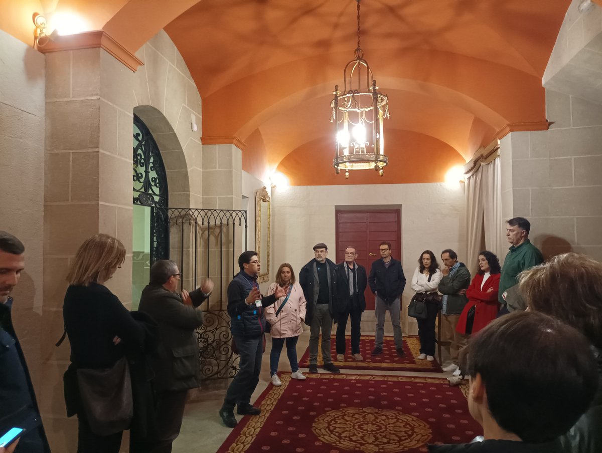 Excepcional la visita guiada que <a href="/GHistoriadorEx/">Guías-Historiadores</a> nos brindó ayer sobre la relación de Cáceres con el Derecho. Pudimos visitar espacios jurídicos emblemáticos, como el Colegio Notarial o nuestra antigua Facultad.

Actividad organizada en el marco del 50 aniversario del centro: