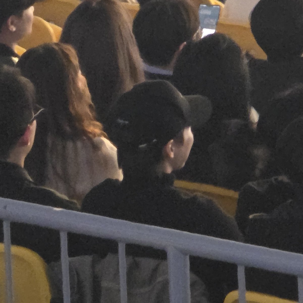 myeonzzong's tweet photo. 백현 콘서트에 시우민 왓떠 https://t.co/Cwc2EIPmFV