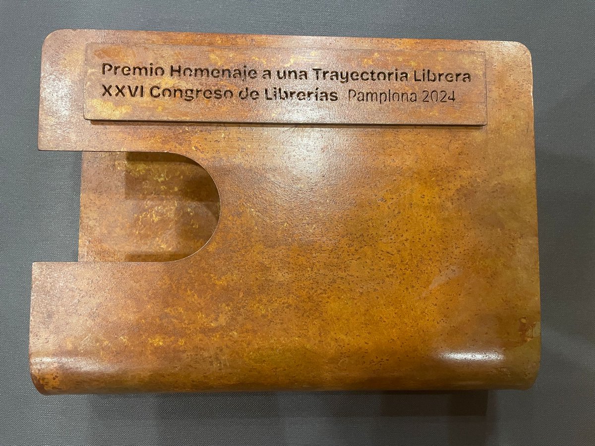 Gracias, compañeras y compañeros libreros, por existir y resistir, por ser libres e independientes sin olvidar que formamos parte de una red colectiva que nos hace más fuertes. Y gracias a las lectoras y lectores de Vicálvaro por querernos tanto. Gracias de corazón.
#Jarcha50