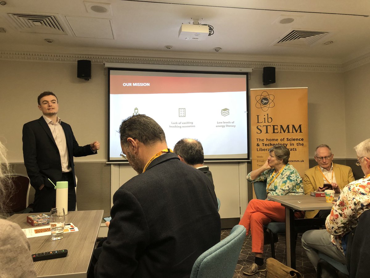 Kicking off our <a href="/LibSTEMM/">LibSTEMM</a> and <a href="/GreenLibDems/">Green Liberal Democrats 🔶</a> training session with Megawatt’s creator Miguel, founder of <a href="/CurieusGames/">Megawatt</a> - building the electricity grid of the future - and looking into UK and global energy policy ⚡️