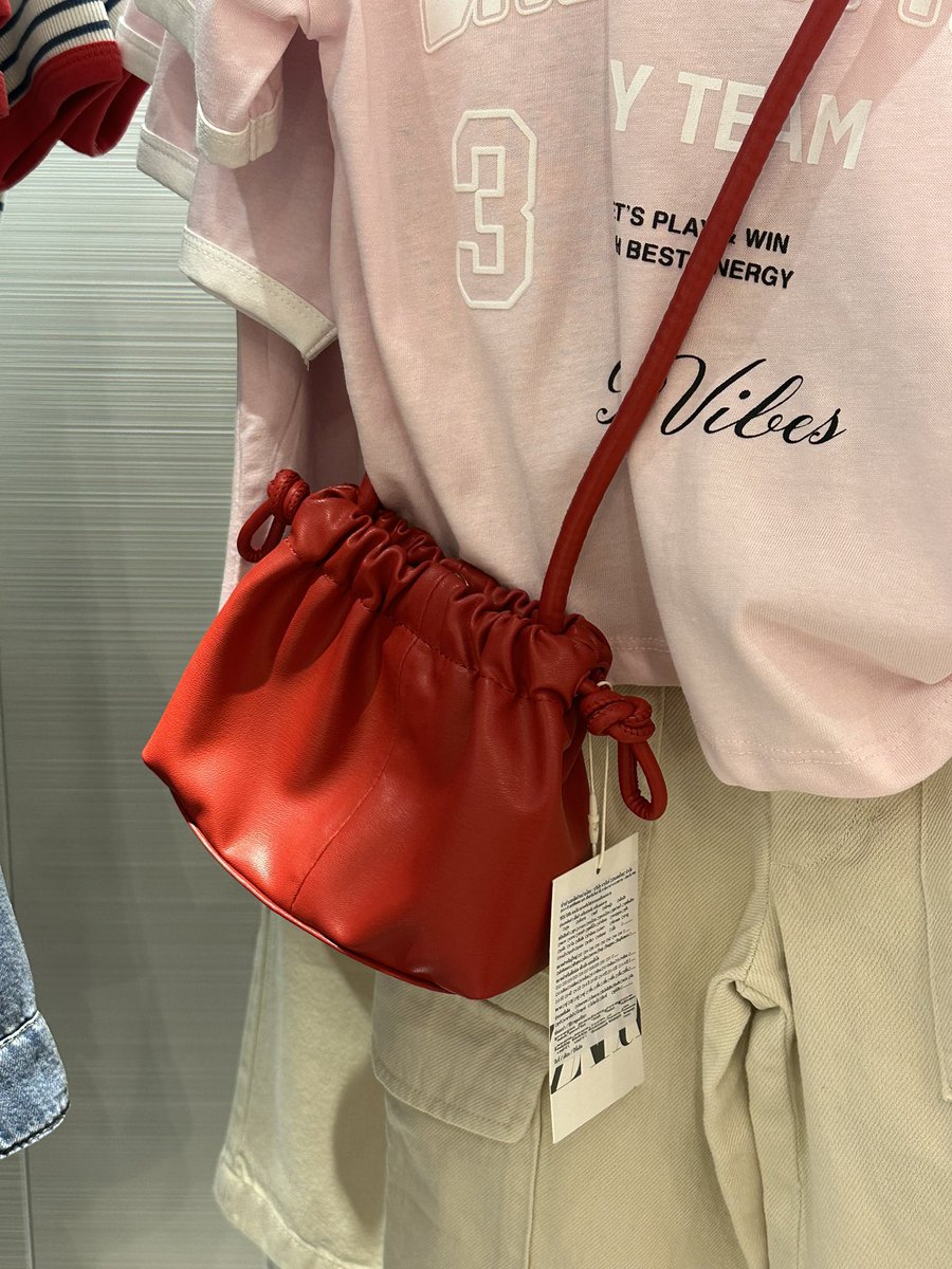 tamjaichunbkk's tweet photo. บอกเลยว่า zara kids ตอนนี้ เข้ามาต้องมีสติ เสื้อยืดลายน่ารักๆเยอะมาก https://t.co/P6UyXWNe6j