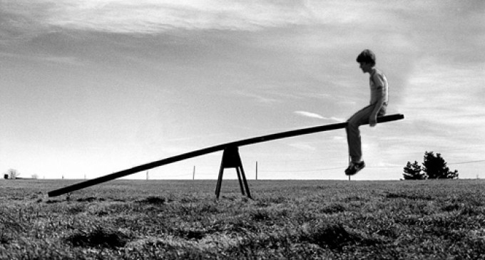 Biliyordum,
Hatırlanmaya değer hiçbir anıda
Geçmiyordu adım.

Dahası Yok/ Özkan Sünbül