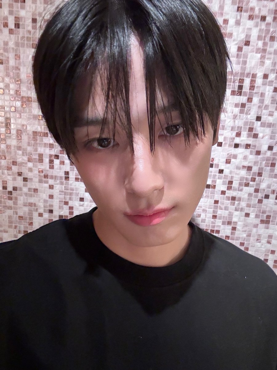 240316 🐱💬 [7:12pm kst]

juyeon sent photos

🐱 i didn't want to waste the makeup before taking a shower, so i took these photos