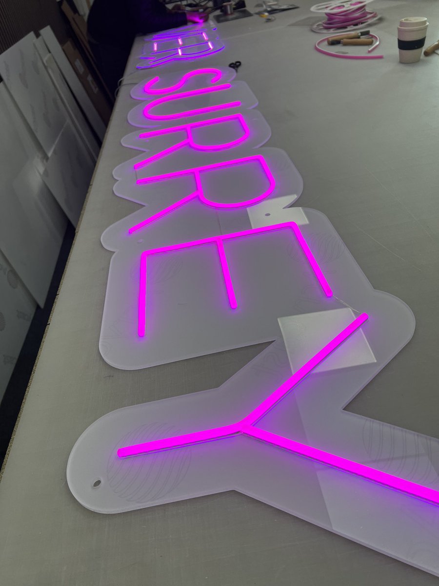 Pink neon sign 4 metres long

#neonsign #neon #neonsigns #neonbox #neonlights #neonflex #signage #neonlight #neonart #advertising #neonsignage #billboard #neonled #neonvibes #led #customneonsign #sign #customneon #design #art #acrylic #signboard #weddingsignage #weddingdecor