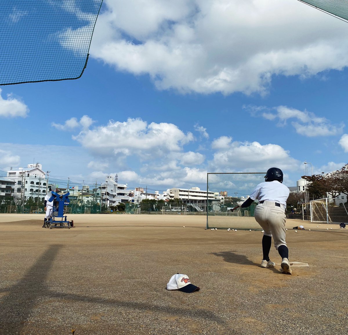 nahanishibbc's tweet photo. 「自主練」

那覇西BLAZERS含む連合チーム南南西。
ここまで練習試合４試合２勝２敗です。

春季大会前ラストの試合となる明日に向け、自主練する姿がありました。

成長に繋げていきます‼︎

#那覇西高校野球部
#那覇西BLAZERS
#ボトムアップ https://t.co/rttrhB2KUy