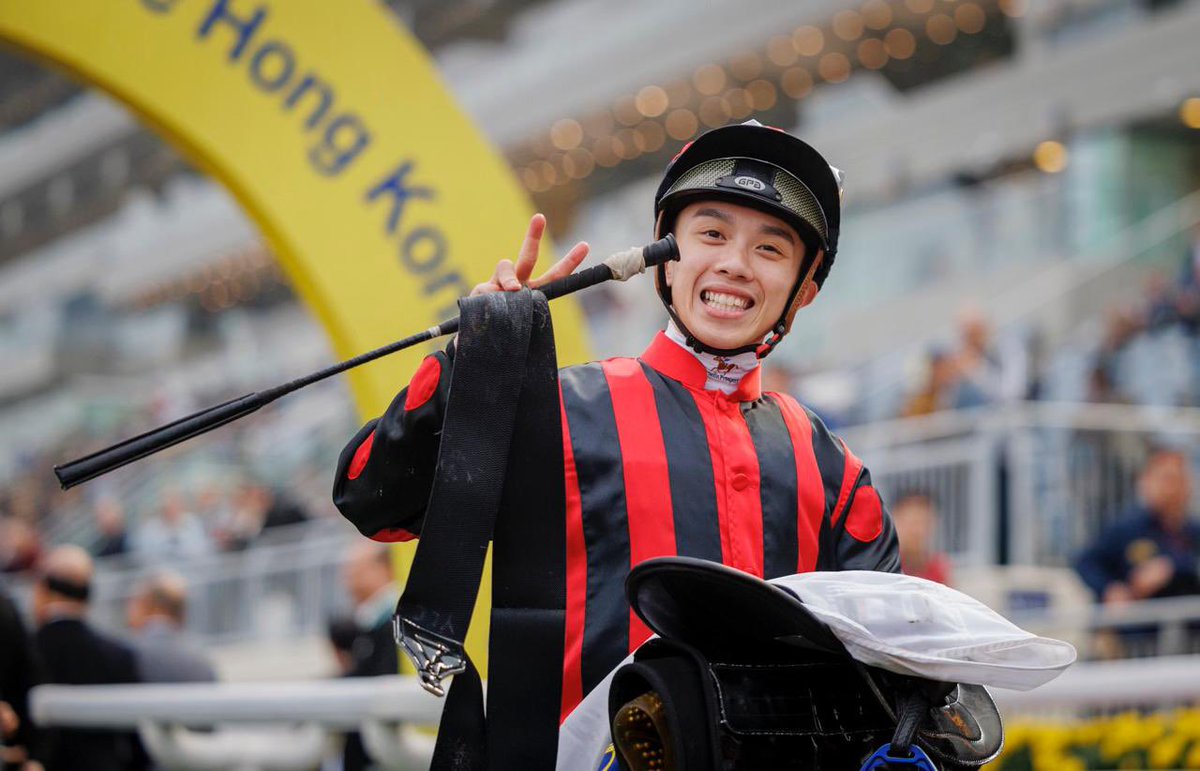 All smiles for @angusylchung with a double! ✌️ 🥇 Ima Single Man 🥇 Outgate 📸 @A_Evers | #HKracing