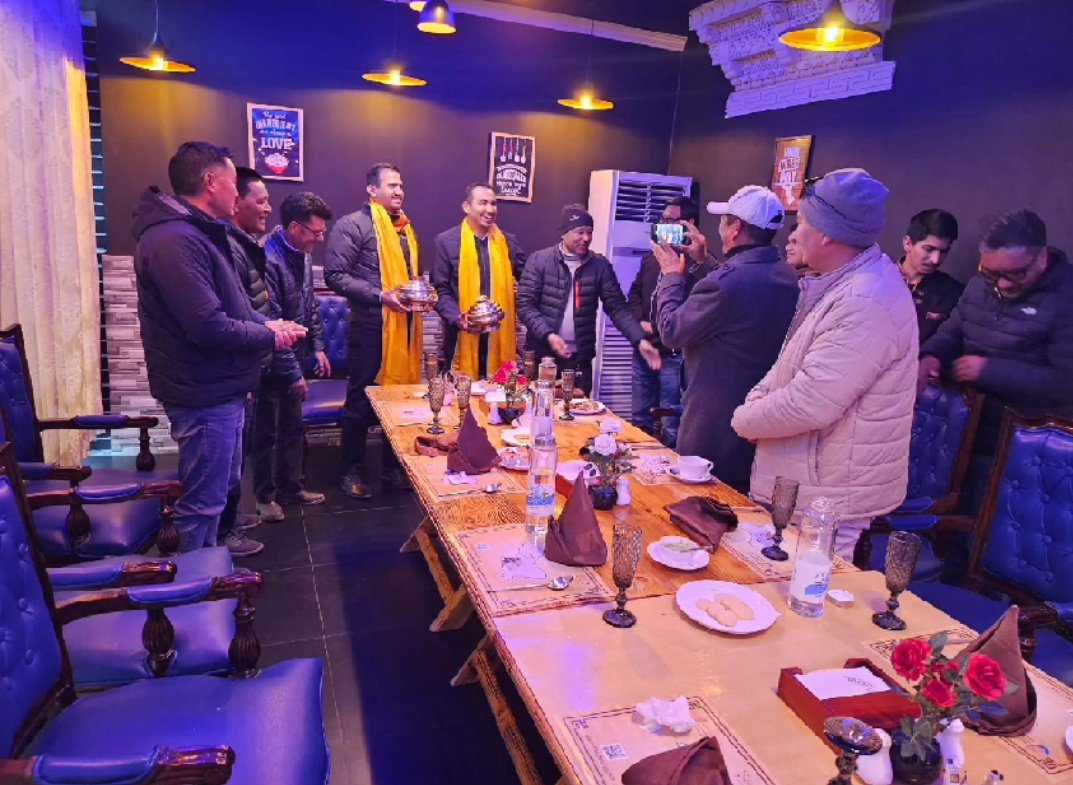 EarthNewsLadakh's tweet photo. #ArcheryAssociation of #Ladakh honours outgoing Secretary #RavinderKumar and #Welcomes New Sports Secretary #Vikram Singh Malik
@lg_ladakh @Ravinder_Dangi1 @CKhaltsi https://t.co/OfFRFblUMx