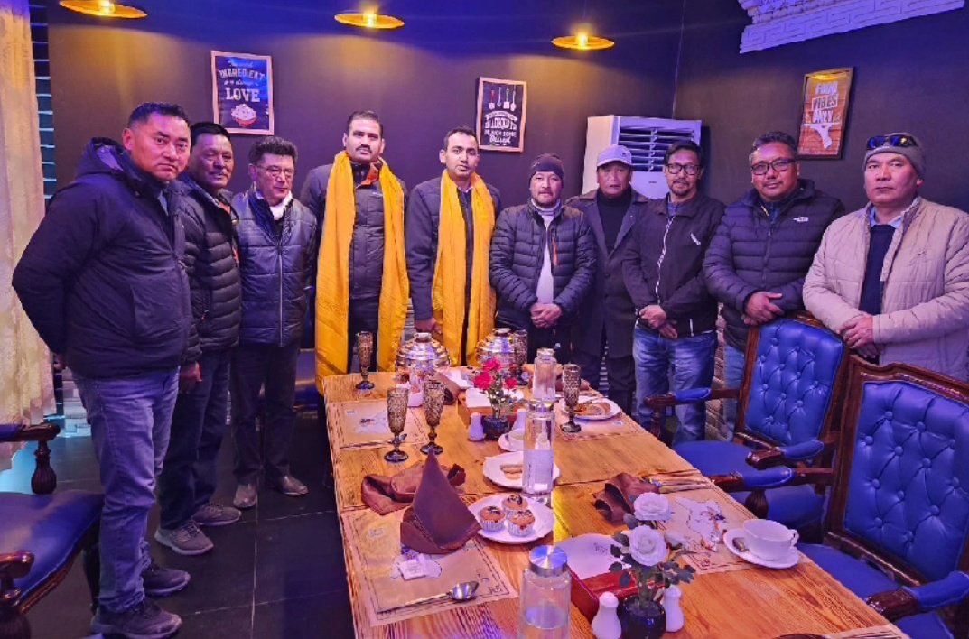 EarthNewsLadakh's tweet photo. #ArcheryAssociation of #Ladakh honours outgoing Secretary #RavinderKumar and #Welcomes New Sports Secretary #Vikram Singh Malik
@lg_ladakh @Ravinder_Dangi1 @CKhaltsi https://t.co/OfFRFblUMx