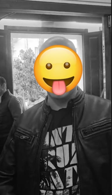 Bueno, pues nos vamos de tapeo picante. Si veis a este tío calvo, feo y viejo, rodeado de mujeres hermosas y sugerentes, saludadle 😌