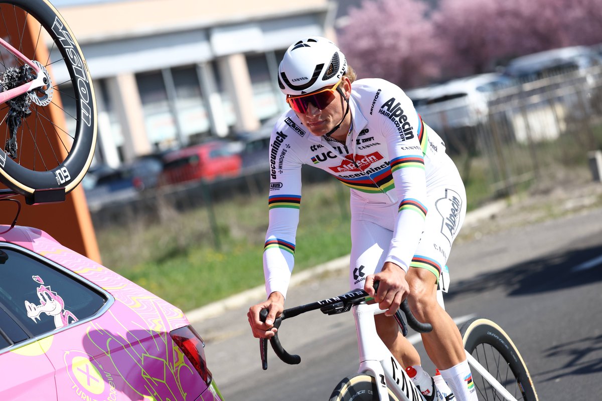 🌈 The vibes are simply immaculate. 

#MilanoSanremo