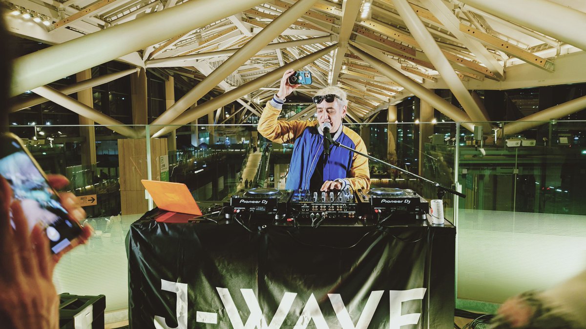 noircroix's tweet photo. ゲートウェイの駅でDJしてる人がいると思ったらまさかのDJ TAROさんだった!!事前に知っていたらカメラフル装備用意してました!! #celiphoto https://t.co/XDg0KyVOid