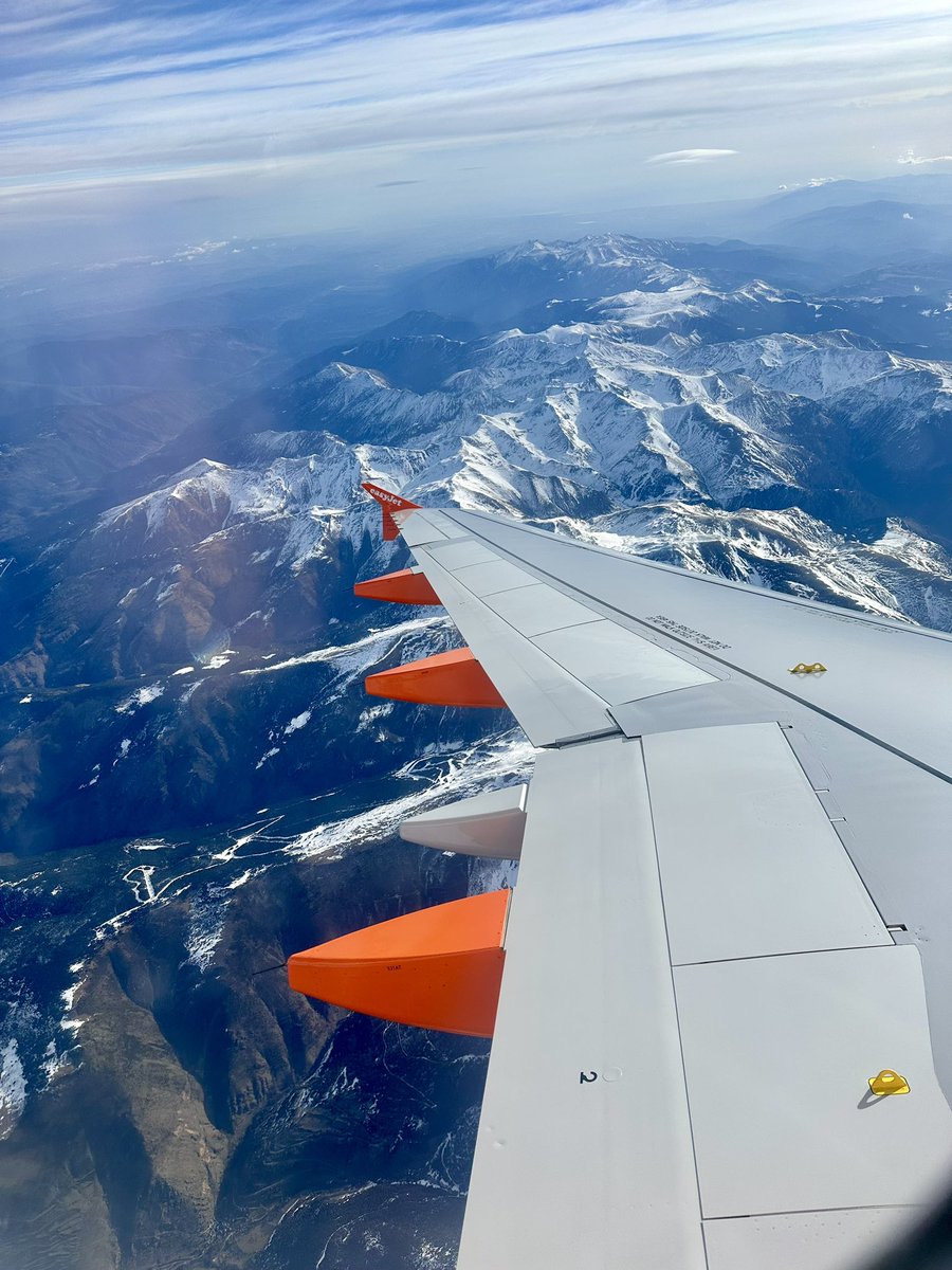 Txiki_Tales's tweet photo. The Pyrenees looking splendid this morning courtesy of @easyJet #WingWeekend #Travel https://t.co/PcnAn9ERVP