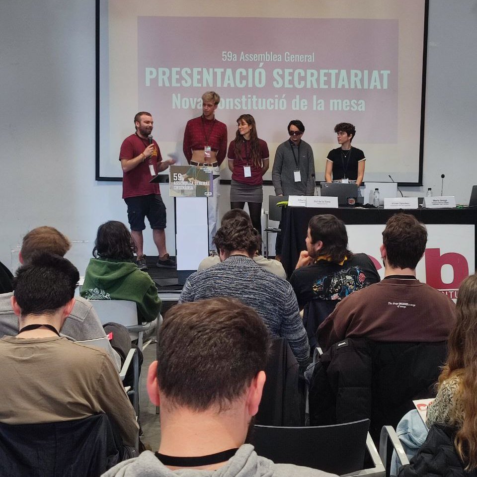 @jovespoblesec @jefcatalunya 💌A continuació, presentem les línies d'actuació del @conselljoventutbcn i els serveis que gestiona: el @crajbcn, l'@ejlafontana i Joves de Gràcia. 💸També presentem el pressupost.