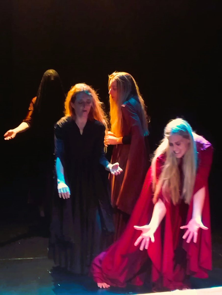 "En nosotras sólo quedan las lágrimas, que no corren hacia el olvido sino hacia el amor que dimos. Ese vínculo más fuerte que la muerte. Ese que aún sin creer nos hace creer tantas veces".
(Del texto para el Retablo Dramático: Mujeres en la Pasión) 
LUX IN TENEBRIS. 
Monasterio