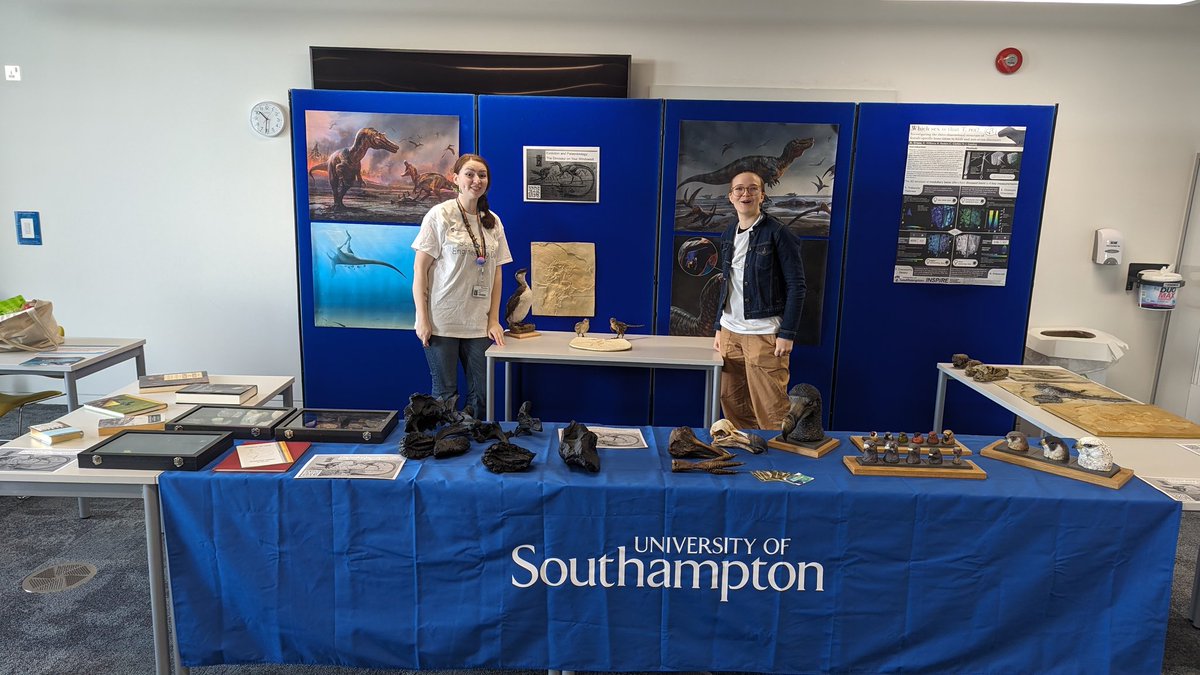 It's #SOTSEF! Come and join Claudia, @GruiformAbi and me to talk about dinosaurs, birds, evolution and science. 
Wonderful models by @Karenfa58027460 helping us explain all of this!
@sotonbiosci @unisouthampton #ScienceWeek