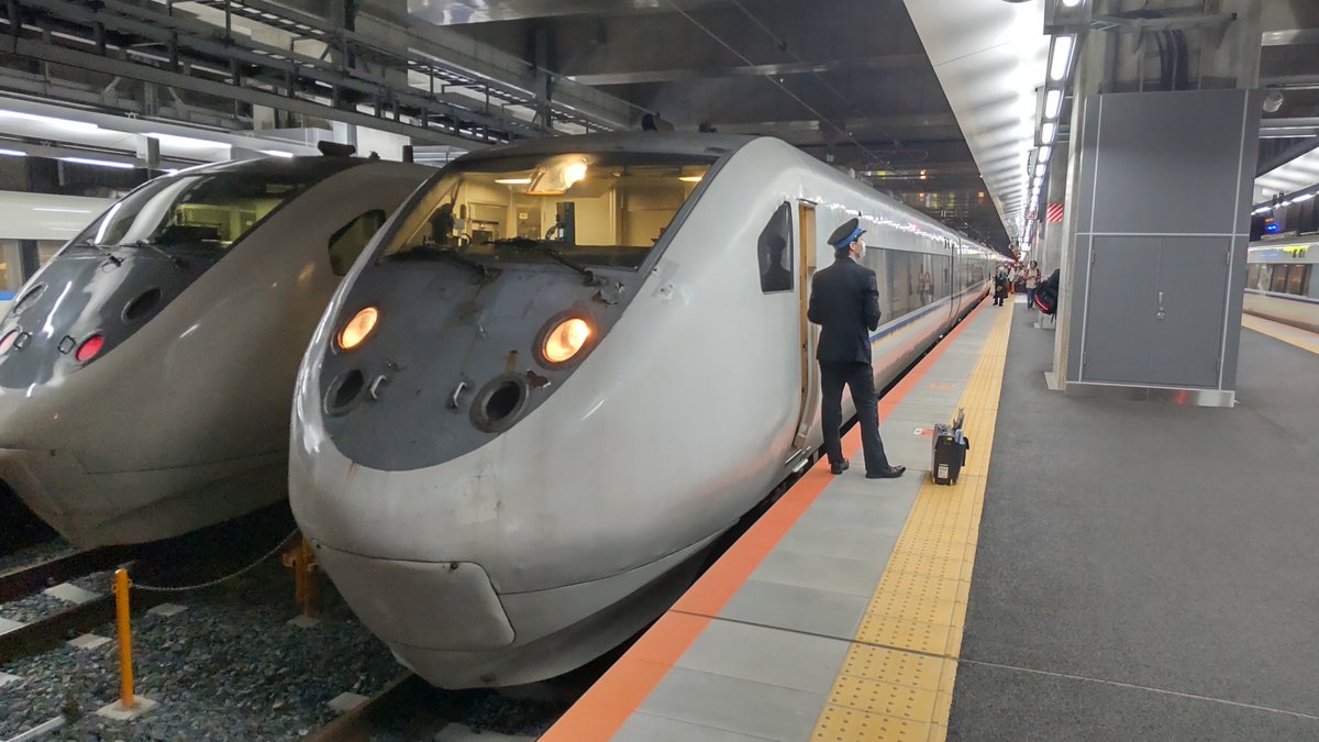 681系 サンダーバード GIyT7bobkAAHroD.jpg