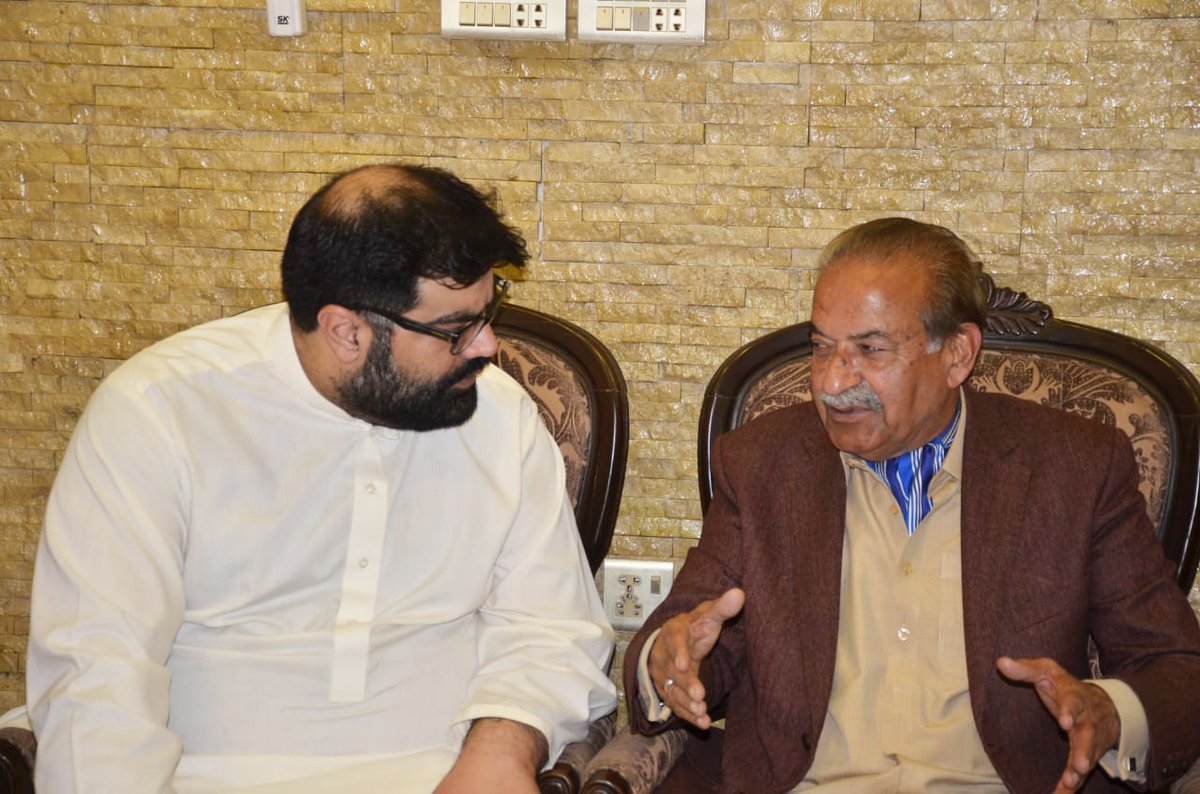 ANPMarkaz's tweet photo. صدر عوامی نیشنل پارٹی خیبر پختونخوا ایمل ولی خان سے سابق وزیراعلی سردار مہتاب عباسی ولی باغ میں والدہ محترمہ کی وفات پر تعزيت اور فاتحہ خوانی کررہے ہیں۔ https://t.co/nxVU6uNc9D