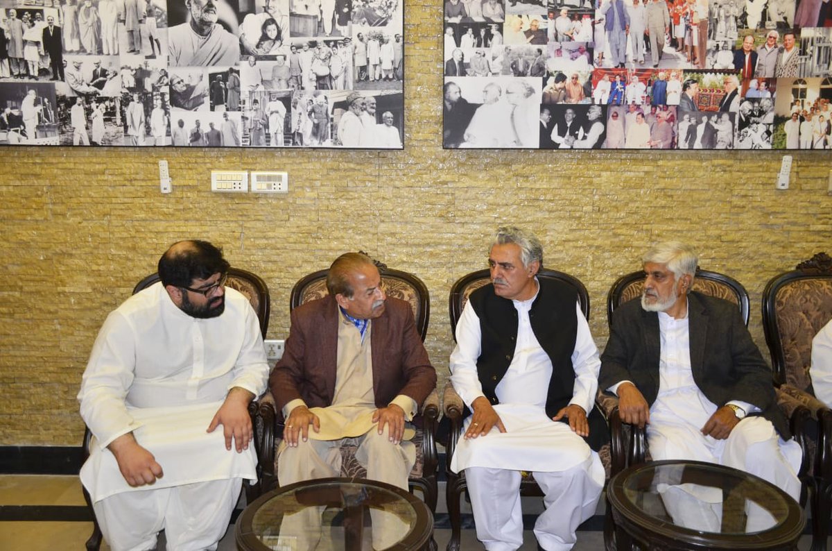 ANPMarkaz's tweet photo. صدر عوامی نیشنل پارٹی خیبر پختونخوا ایمل ولی خان سے سابق وزیراعلی سردار مہتاب عباسی ولی باغ میں والدہ محترمہ کی وفات پر تعزيت اور فاتحہ خوانی کررہے ہیں۔ https://t.co/nxVU6uNc9D