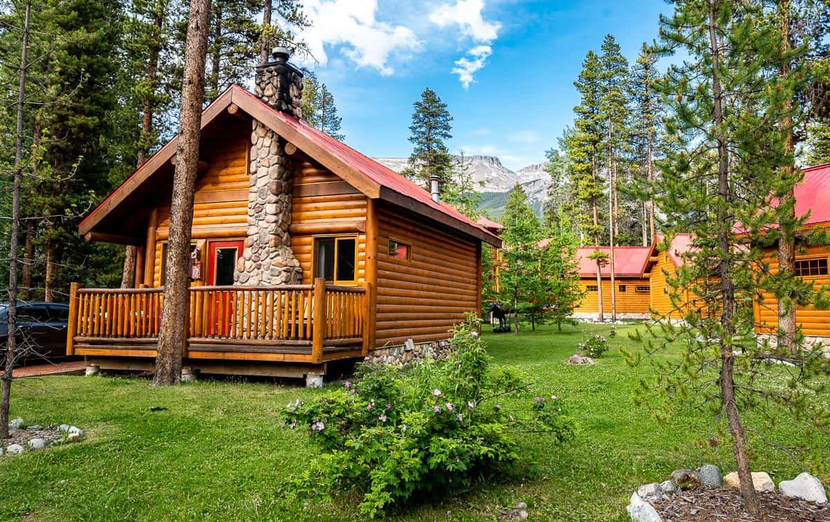 Cozy Log Cabins in Banff to Visit dlvr.it/T48gx2 via @HikeBikeTravel