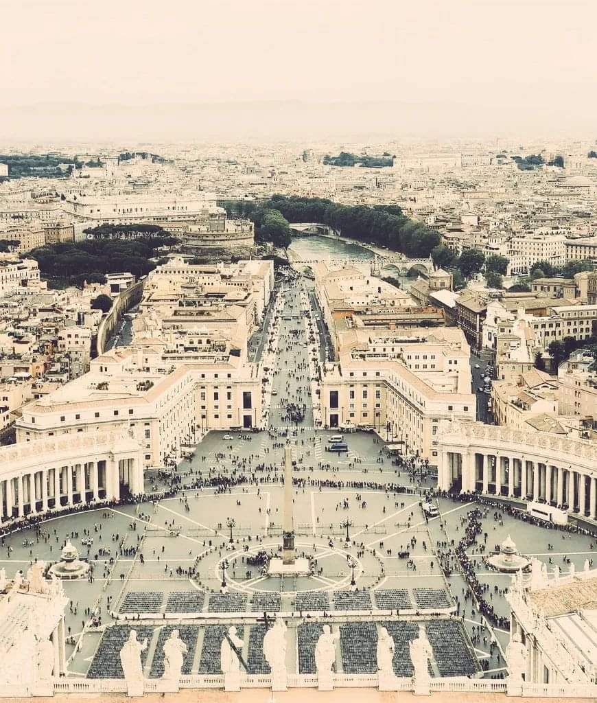 La perfetta simmetria di Piazza San Pietro 😍