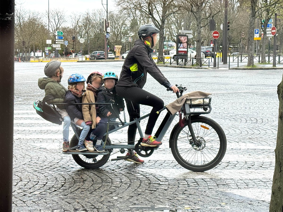 Pix of the day, mass transportation in Paris, how cute !